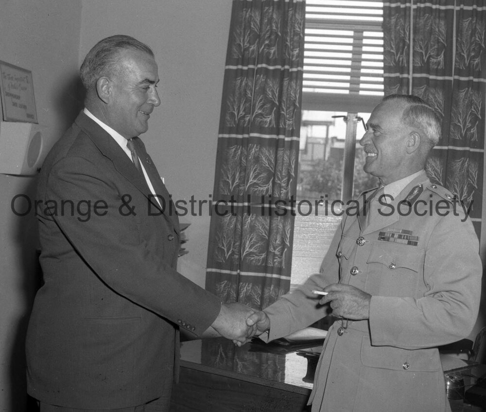 Lieutenant General R G Pollard with Mayor Alan Ridley