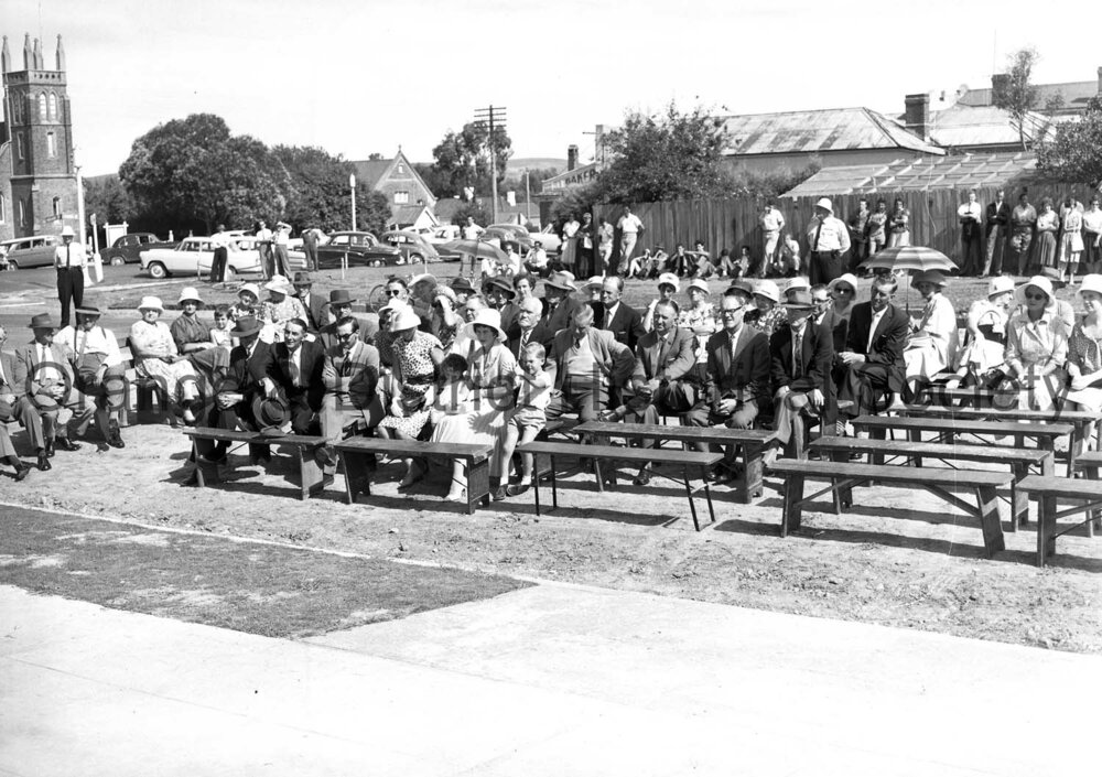 Pat Hills opens Blayney Community Centre