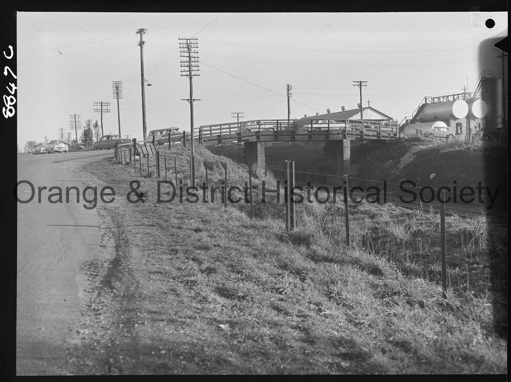 Congested overhead railway bridge in Franklin Road