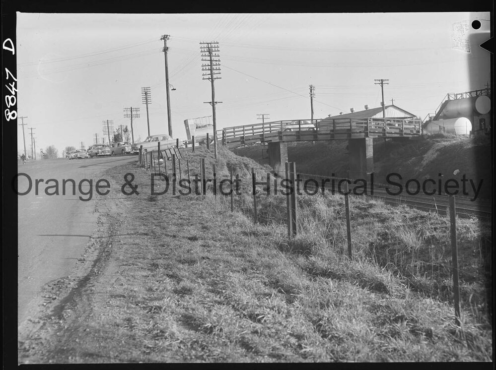 Congested overhead railway bridge in Franklin Road
