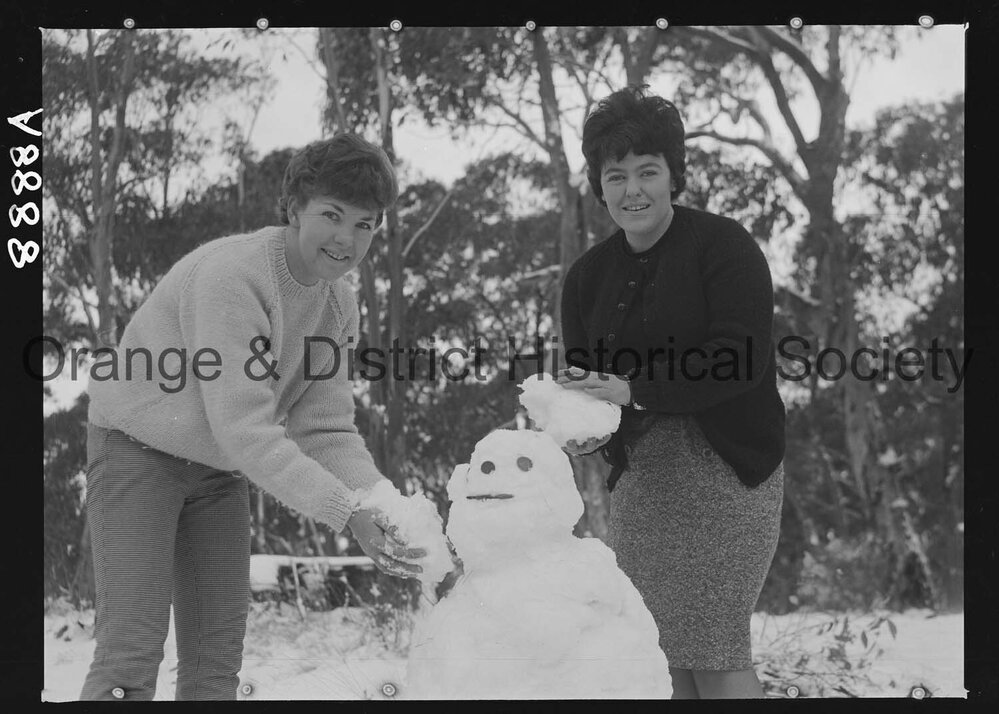 Sydney girls enjoy snow on Mount Canobolas