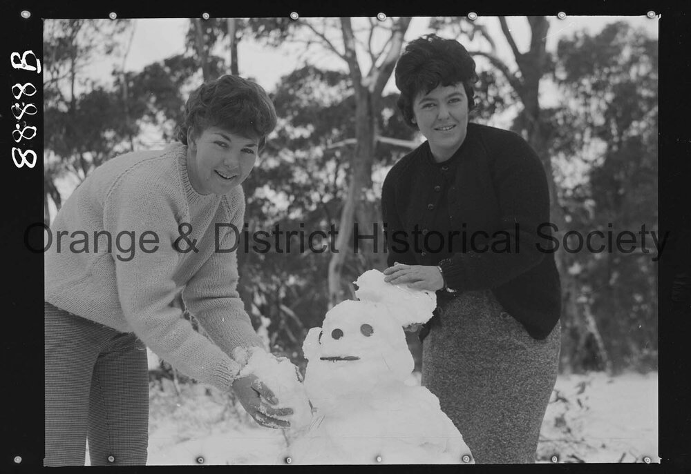 Sydney girls enjoy snow on Mount Canobolas