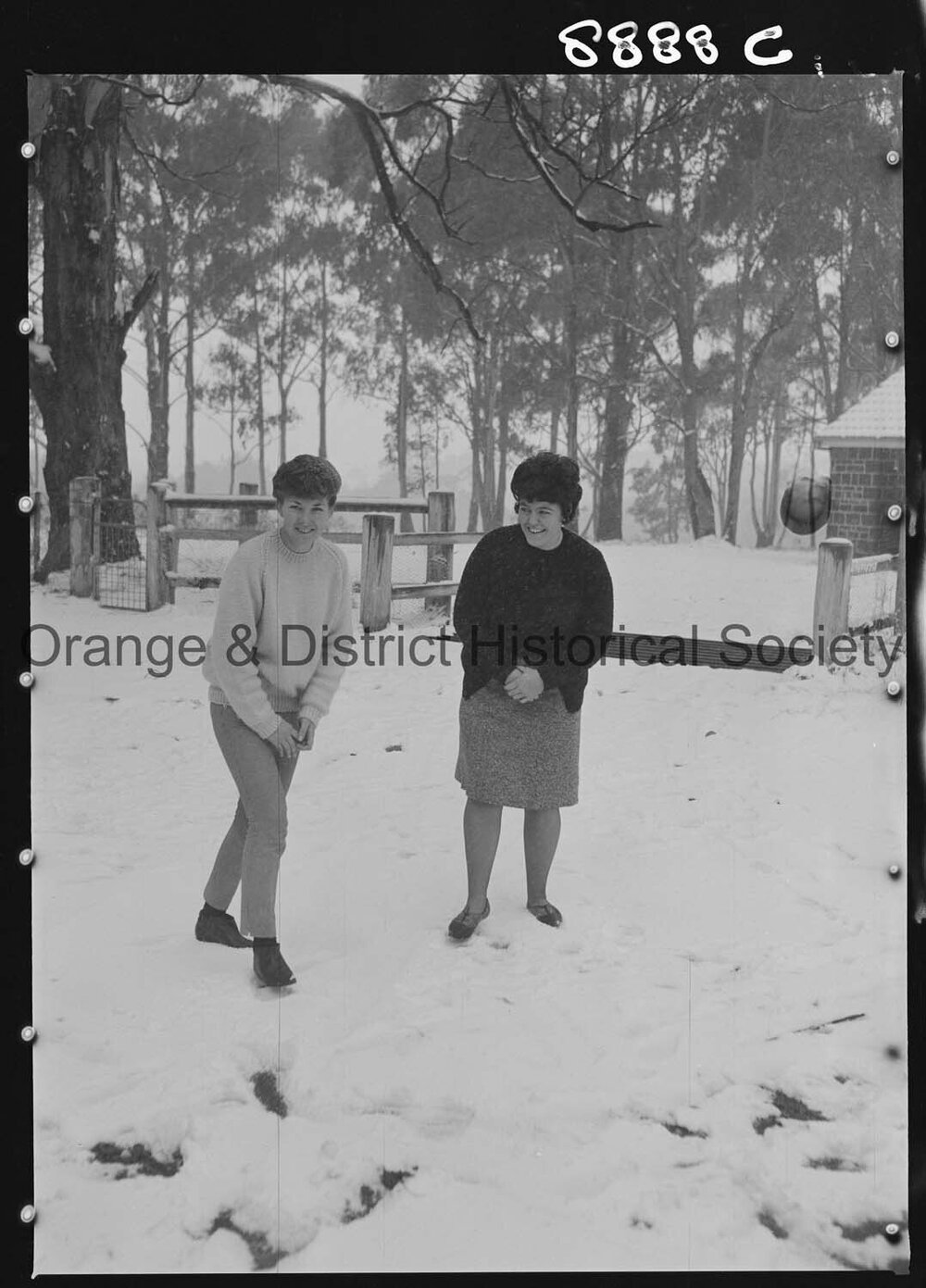 Sydney girls enjoy snow on Mount Canobolas