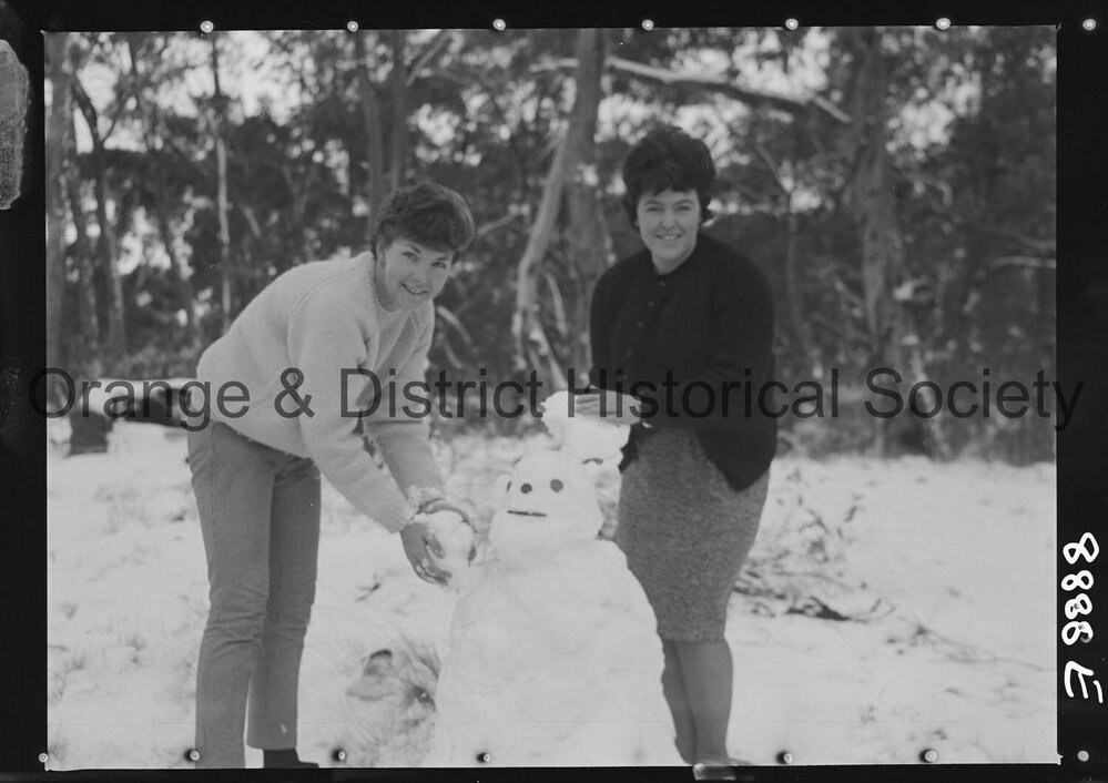 Sydney girls enjoy snow on Mount Canobolas