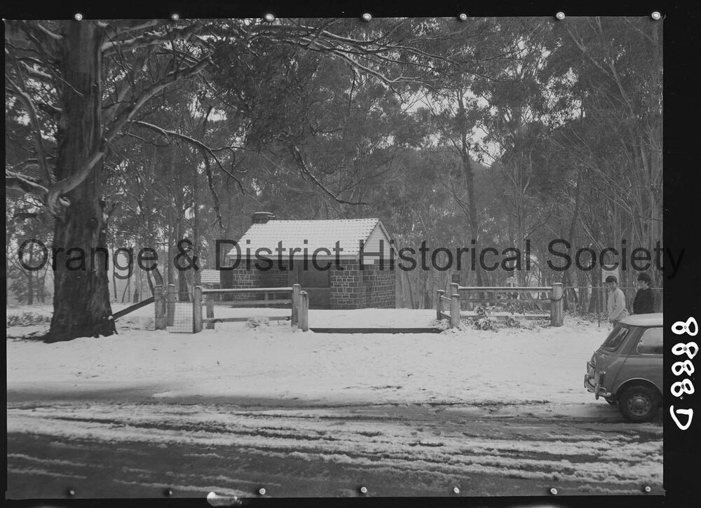 Sydney girls enjoy snow at the Pinnacle