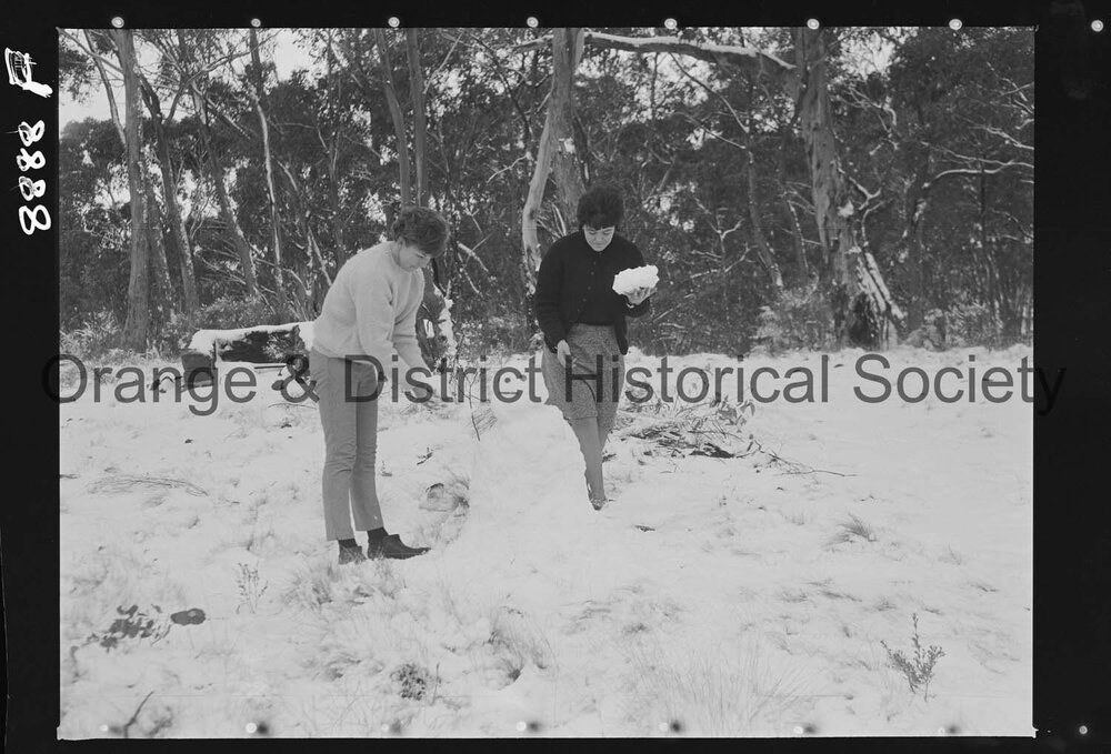 Sydney girls enjoy snow on Mount Canobolas