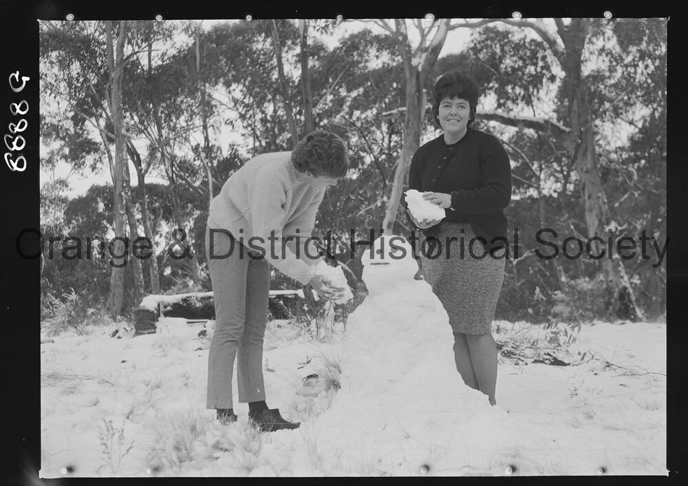 Sydney girls enjoy snow on Mount Canobolas