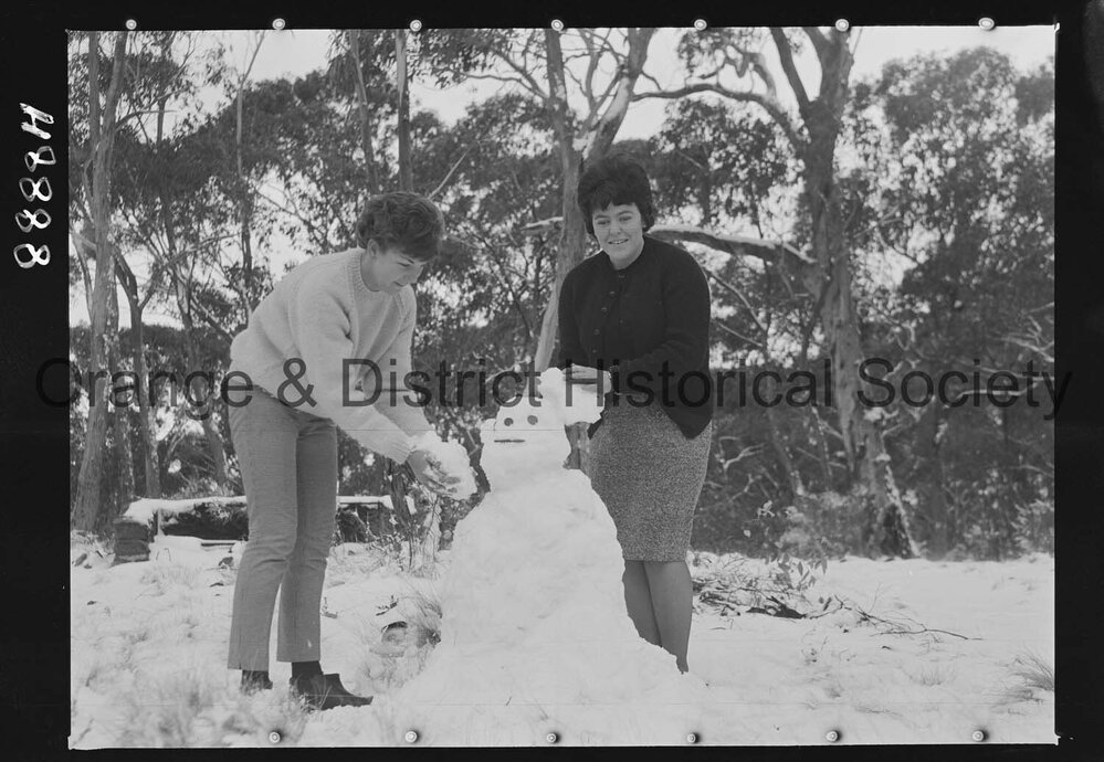 Sydney girls enjoy snow on Mount Canobolas