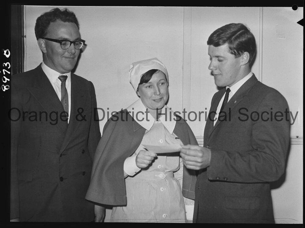 Nurse Rhonda McLean hands over cheque