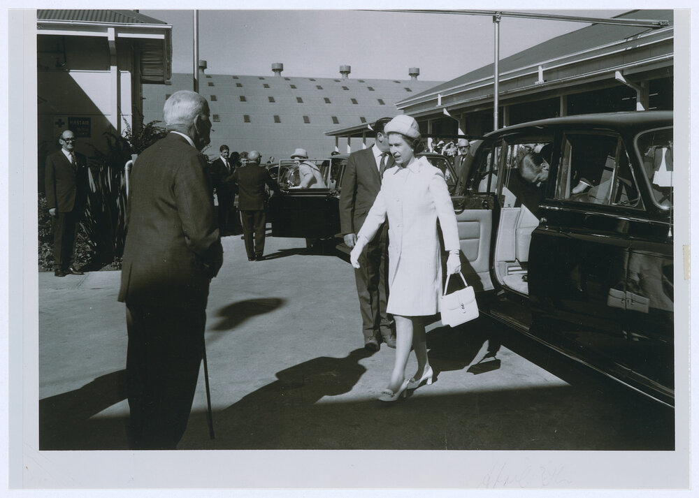 Queen Elizabeth arriving at the Email factory, Orange