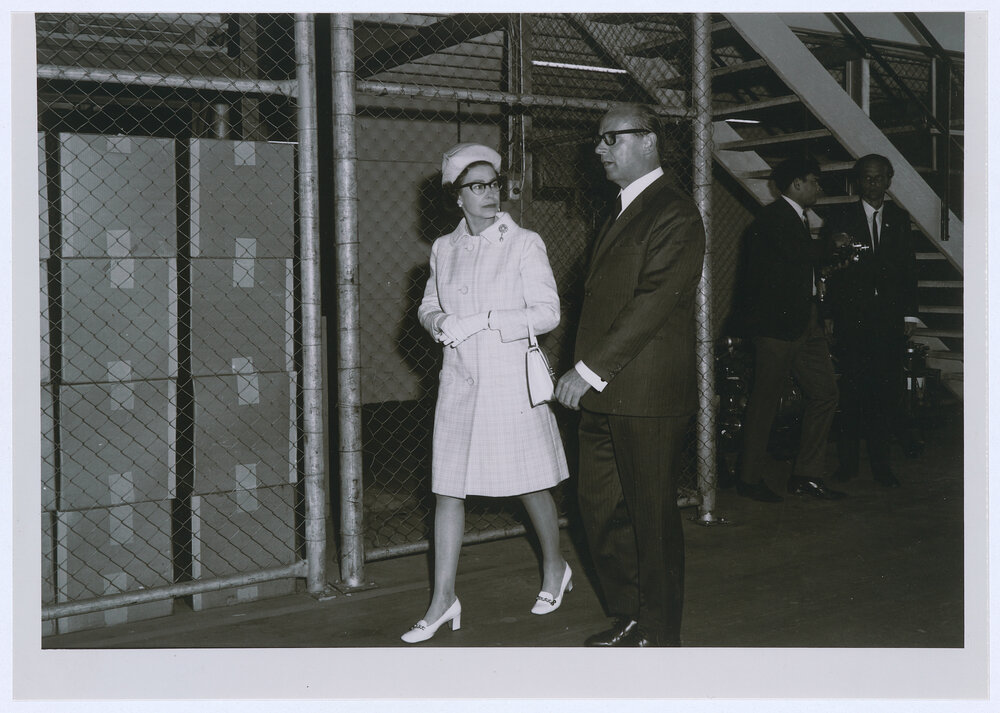 Email plant General Manager Adrian Immens shows Queen Elizabeth through the factory.