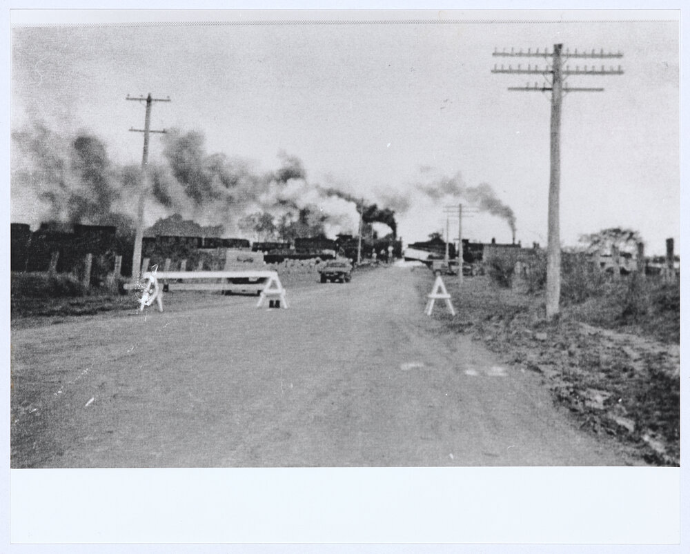 Derailment at level crossing, Orange