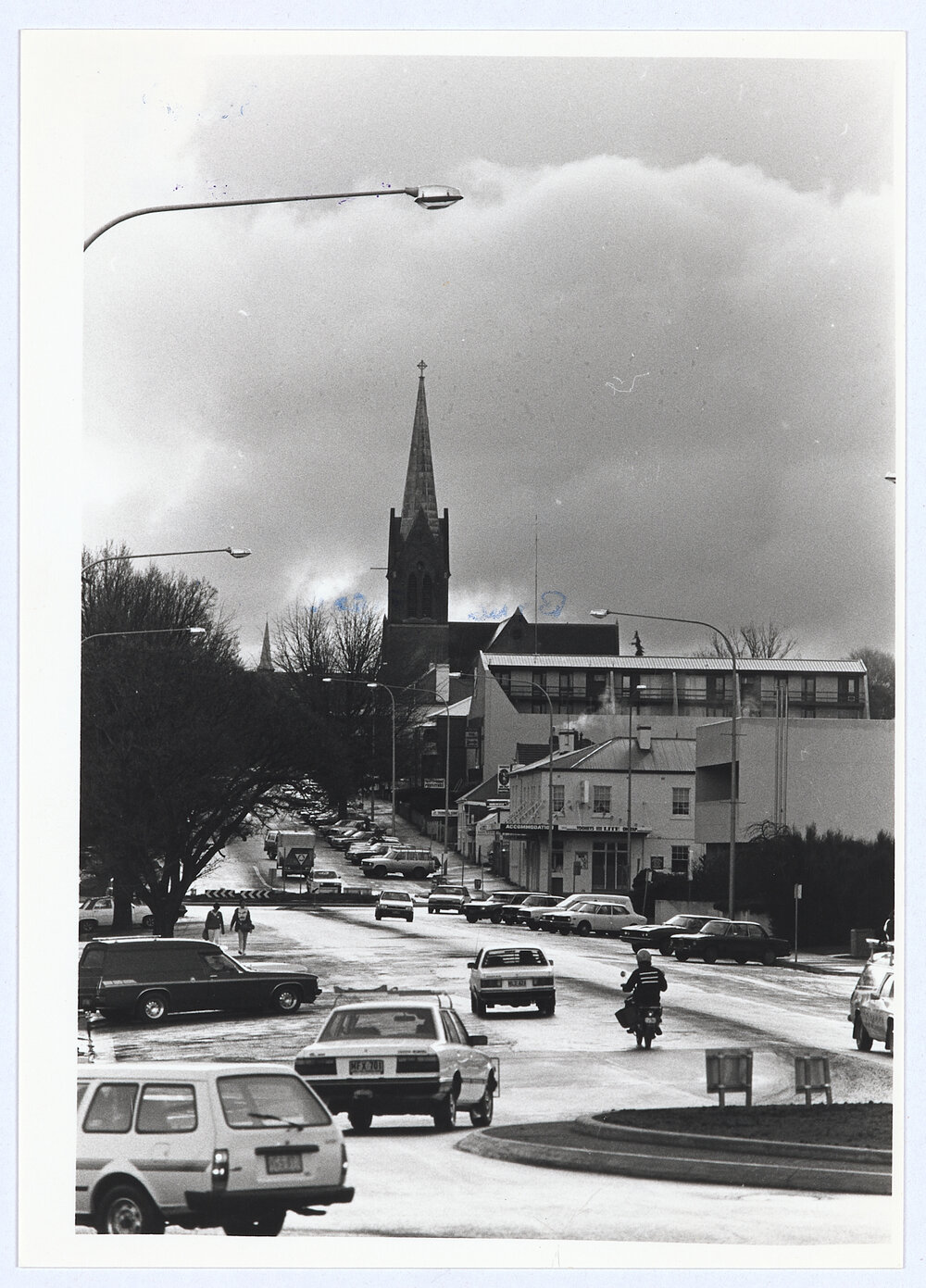 Roundabout at Byng and Peisley Streets, Orange