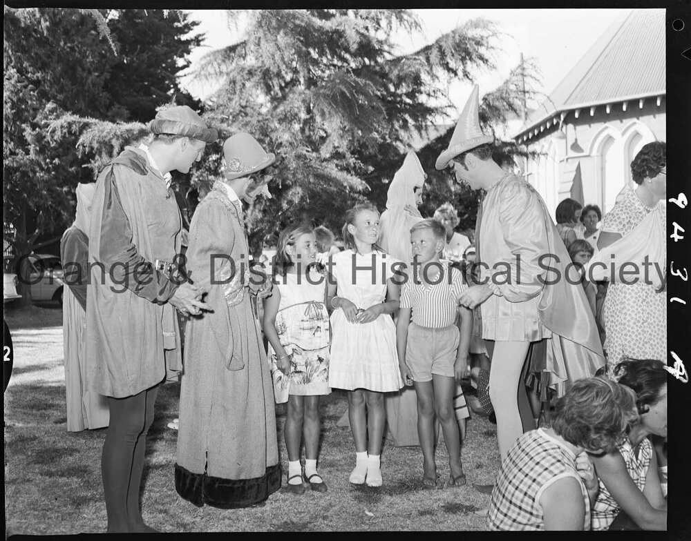 Children meet the cast of The Pied Piper