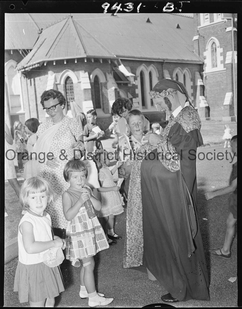 Children meet the cast of The Pied Piper