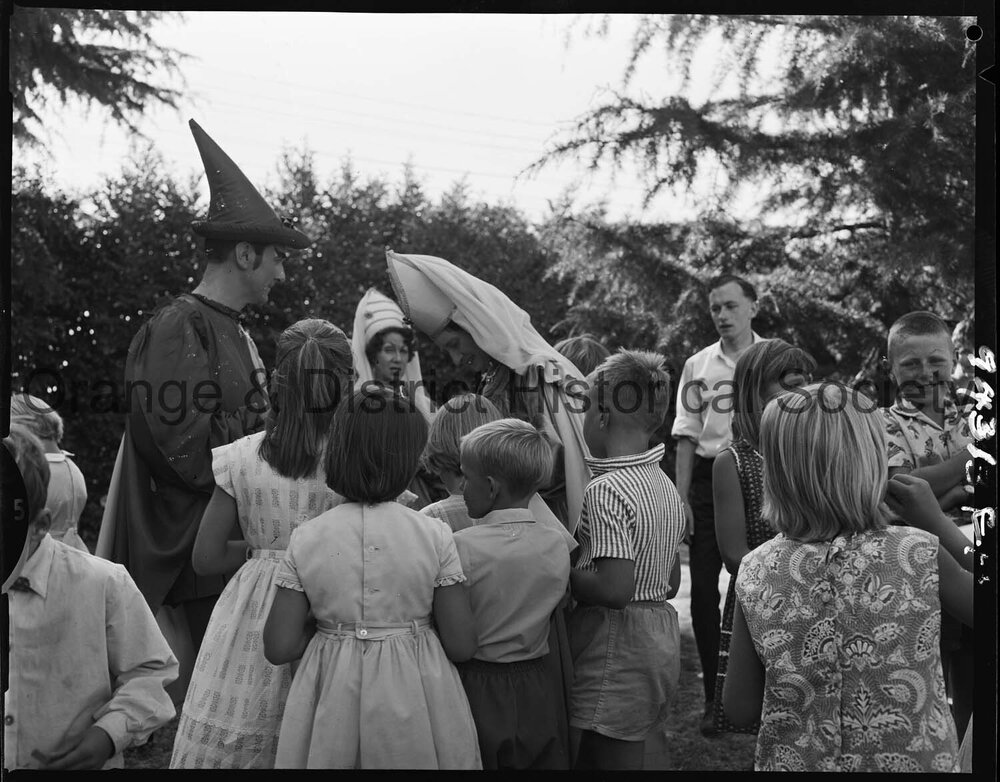 Children meet the cast of The Pied Piper