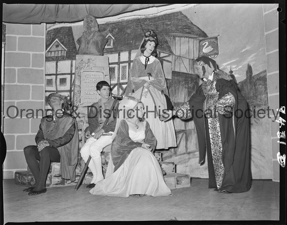Children meet the cast of The Pied Piper
