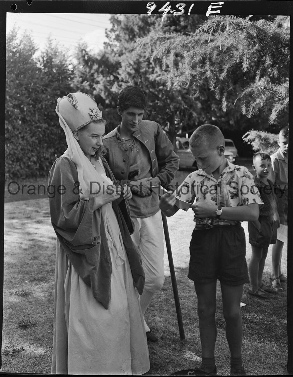 Children meet the cast of The Pied Piper