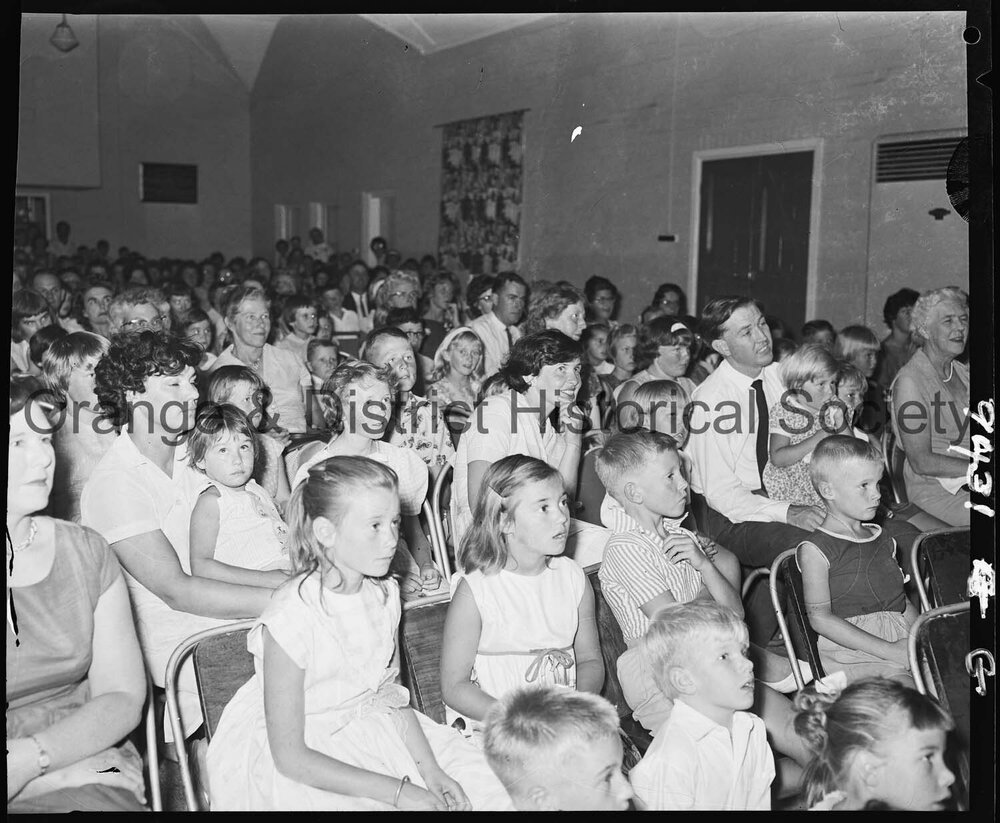 Children meet the cast of The Pied Piper