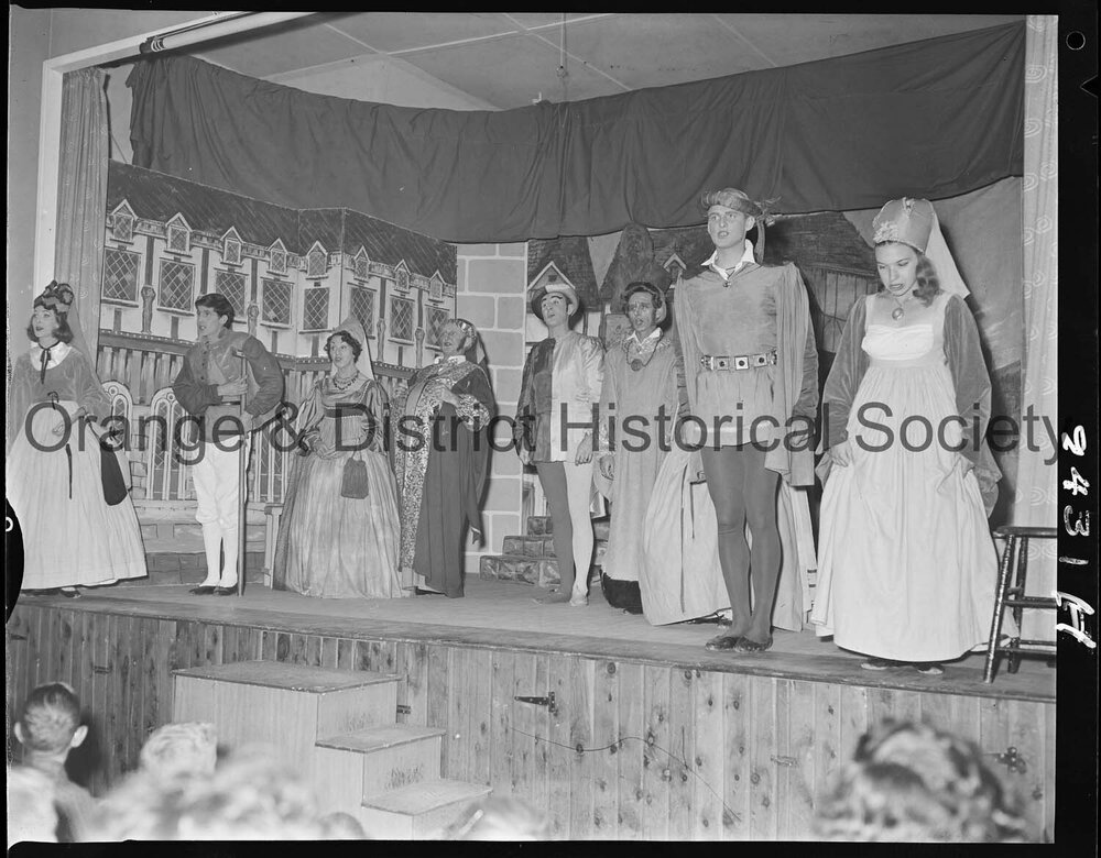 Children meet the cast of The Pied Piper