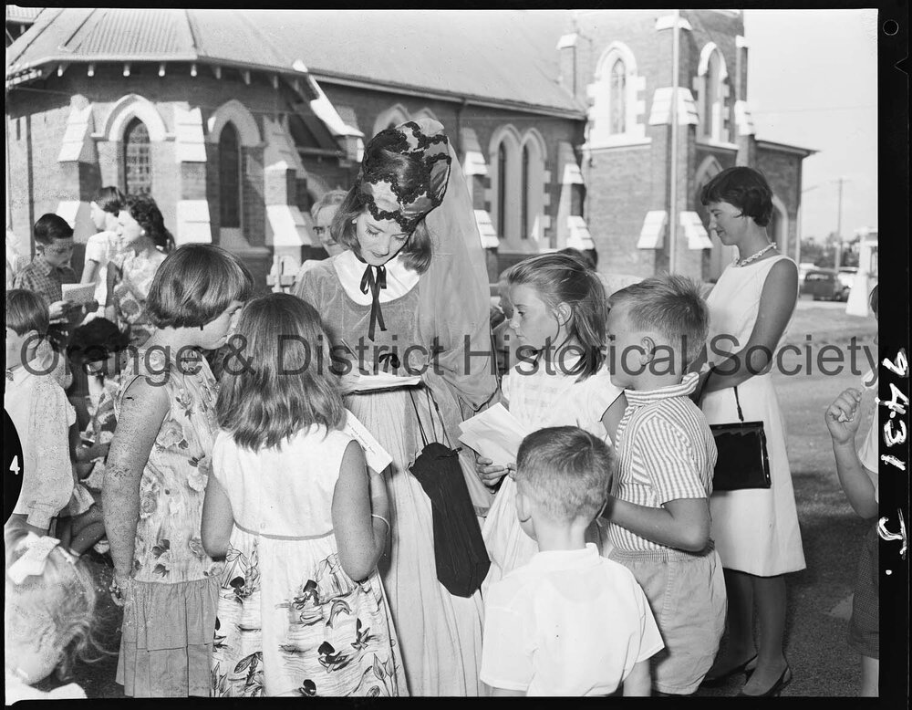 Children meet the cast of The Pied Piper