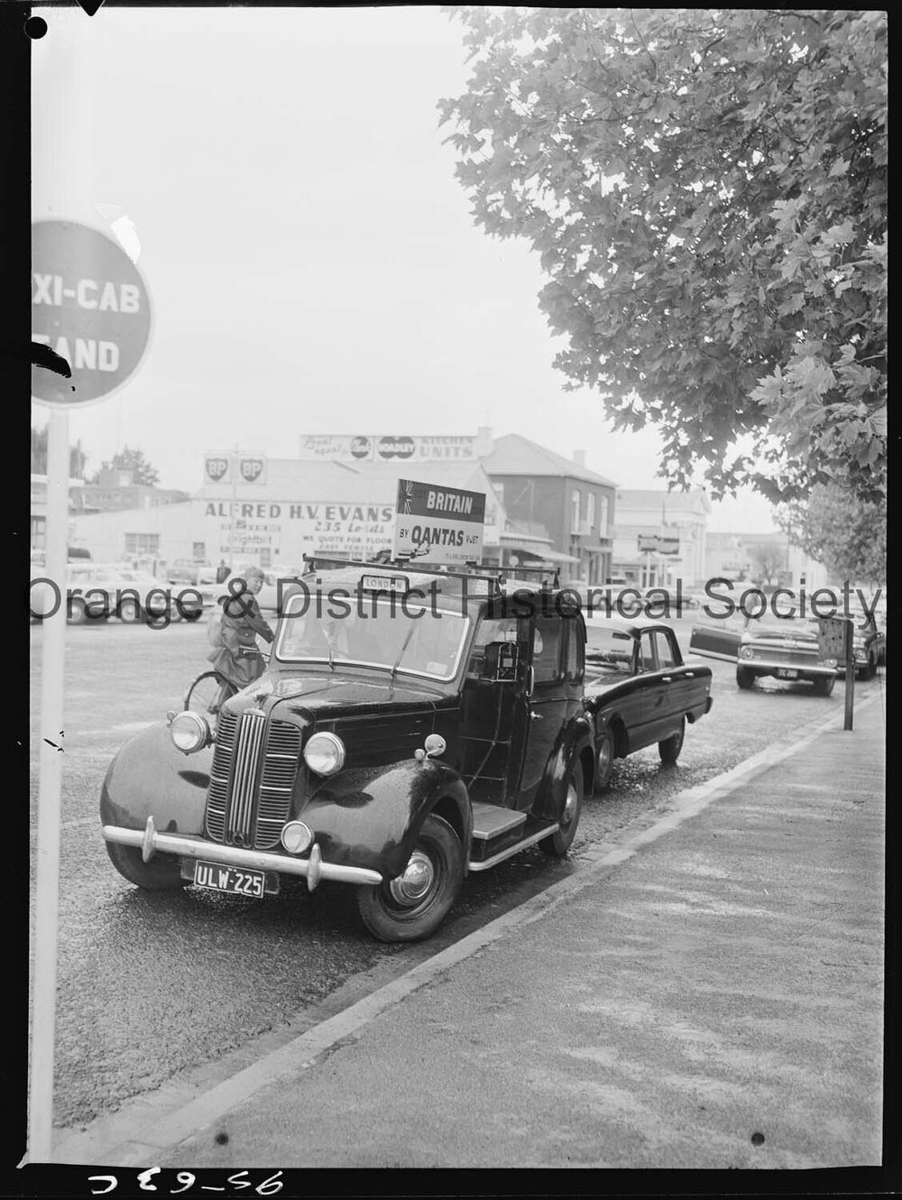 London taxi in Orange