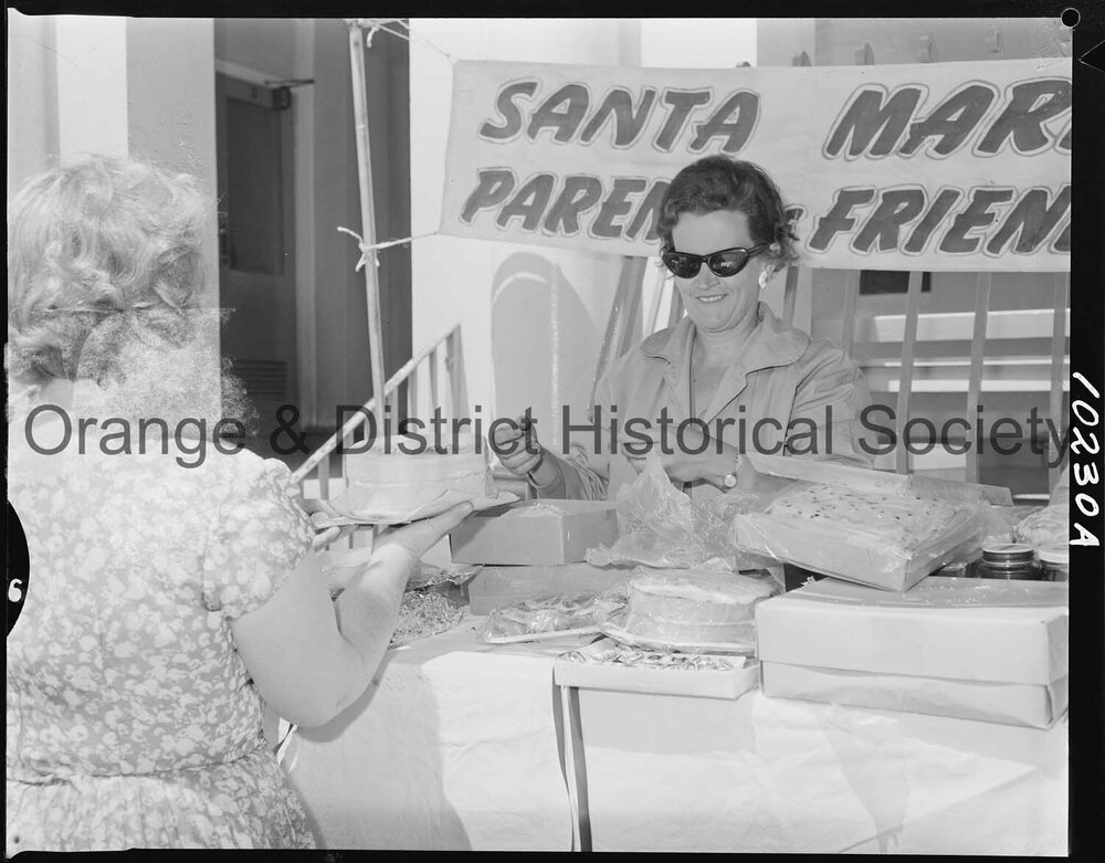 Sells a cake for Memorial Library Fund