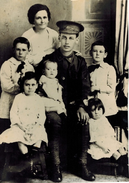  Fred and Ethel Fardell with their five children