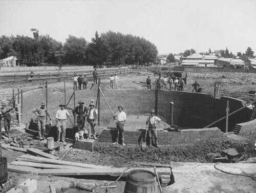 Construction of the gas holder in Byng Street