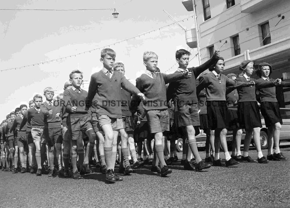 Primary School children at Anzac Day march