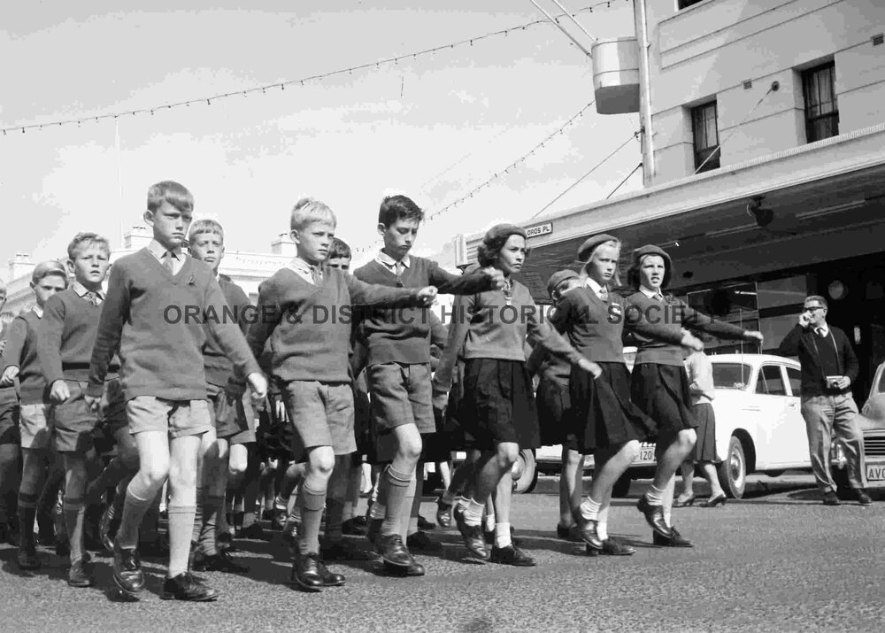Primary School children at Anzac Day march