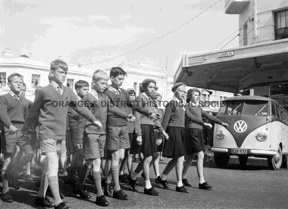 Primary School children at Anzac Day march