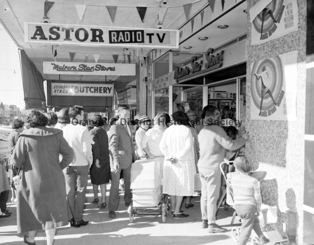 Radio 2GZ promotion at Malvern Star stores