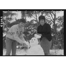 Sydney girls enjoy snow on Mount Canobolas