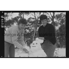 Sydney girls enjoy snow on Mount Canobolas