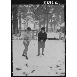 Sydney girls enjoy snow on Mount Canobolas