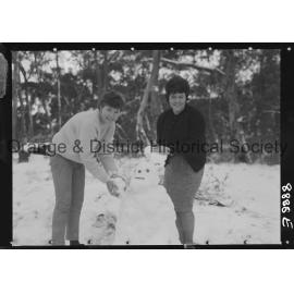 Sydney girls enjoy snow on Mount Canobolas