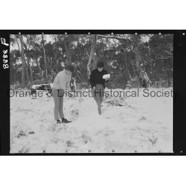 Sydney girls enjoy snow on Mount Canobolas