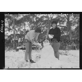 Sydney girls enjoy snow on Mount Canobolas
