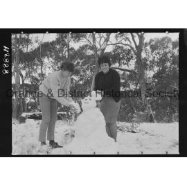 Sydney girls enjoy snow on Mount Canobolas