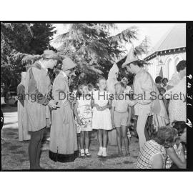 Children meet the cast of The Pied Piper