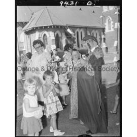 Children meet the cast of The Pied Piper