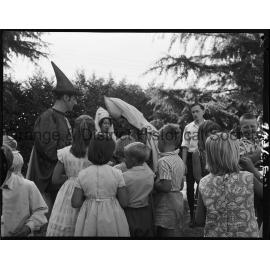 Children meet the cast of The Pied Piper