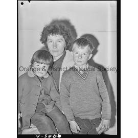 Passport photo Mrs Bobeldyk and children