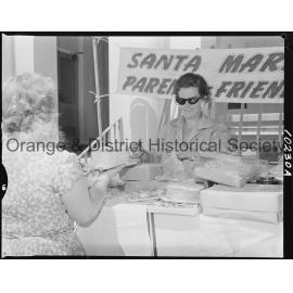Sells a cake for Memorial Library Fund