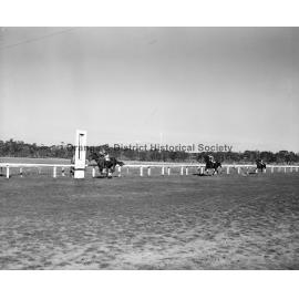 Horse racing at Orange