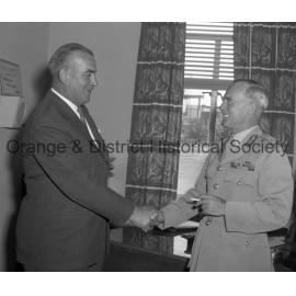 Lieutenant General R G Pollard with Mayor Alan Ridley